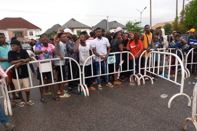 Angry youths barricade Delta Government House over blackout