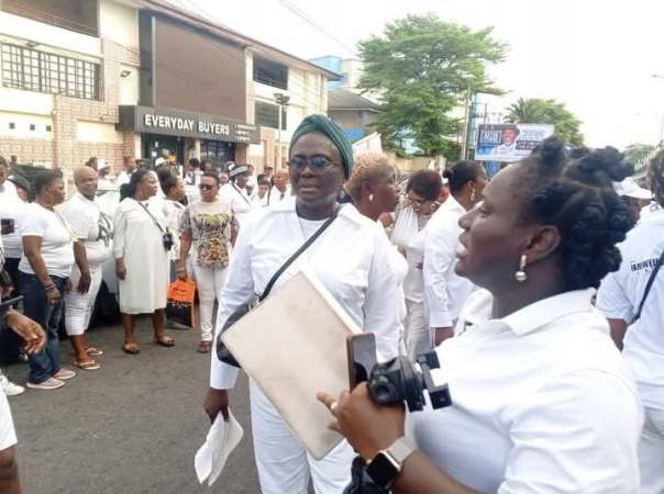 Women protest in support of Rivers emergency rule