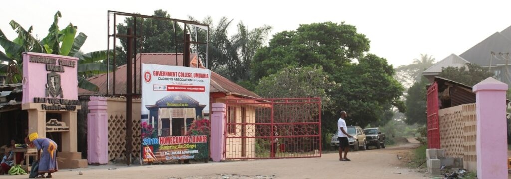 Community protests against outrageous school fees at Govt College Umuahia