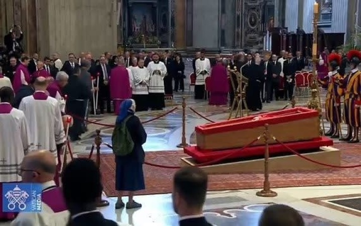 Tearful nun breaks Vatican protocol to pray for her friend Pope Francis