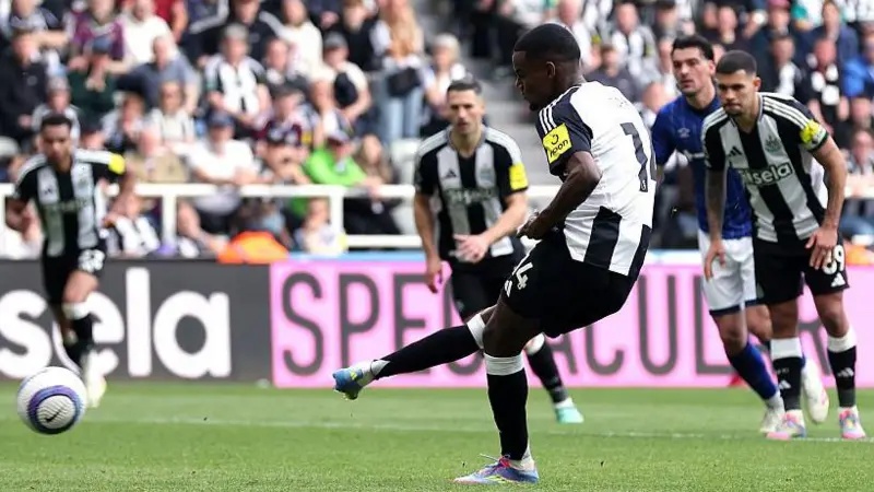 Newcastle relegate Ipswich down as Magpies go third