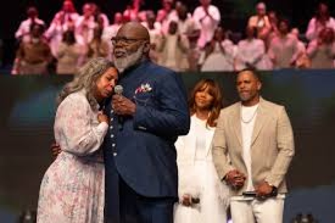  Bishop T.D. Jakes hands over church leadership to daughter, son-in-law