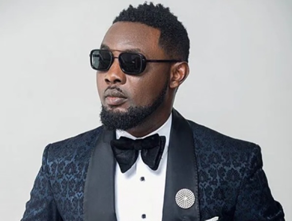 Comedian AY quizzed by EFCC for spraying naira