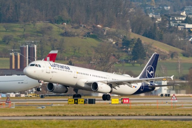 Flight with over 200 people on board spends 10 minutes with no pilot as first officer collapses while the captain is in the bathroom