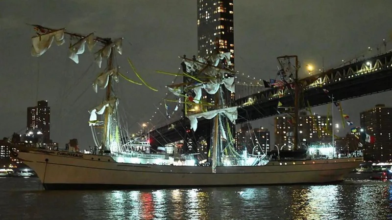 Many injured as navy ship crashes into Brooklyn Bridge in US