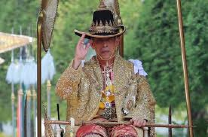 Meet world?s richest king who has 4 wives, 300 cars, 38 private jets and gold boats?