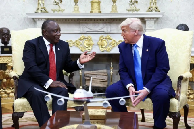 Trump ambushes South Africa?s Ramaphosa with false ?white genocide? claims