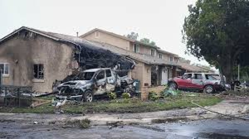 ?Multiple fatalities? as plane crashes into homes in US