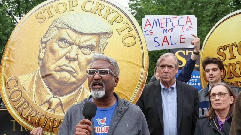Protestors accuse Trump of corruption