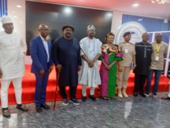 Minister threatens to sanction airlines transporting passengers without visa