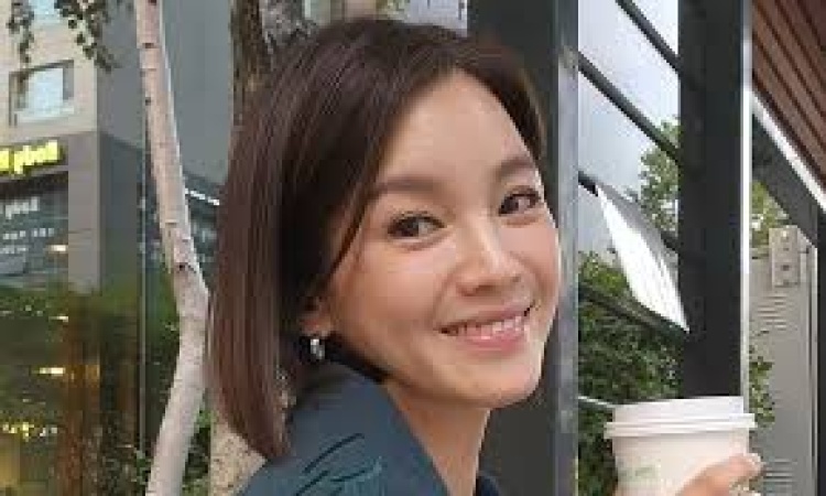 Beauty queen becomes taxi driver to support daughter after husband?s betrayal