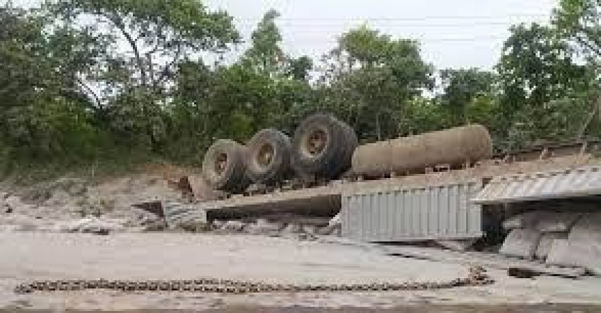7 killed as speeding cement laden truck loses control in Benue