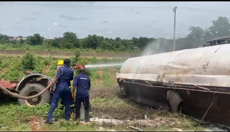Fire averted as 45,000 litres petrol tanker crashes in Oyo