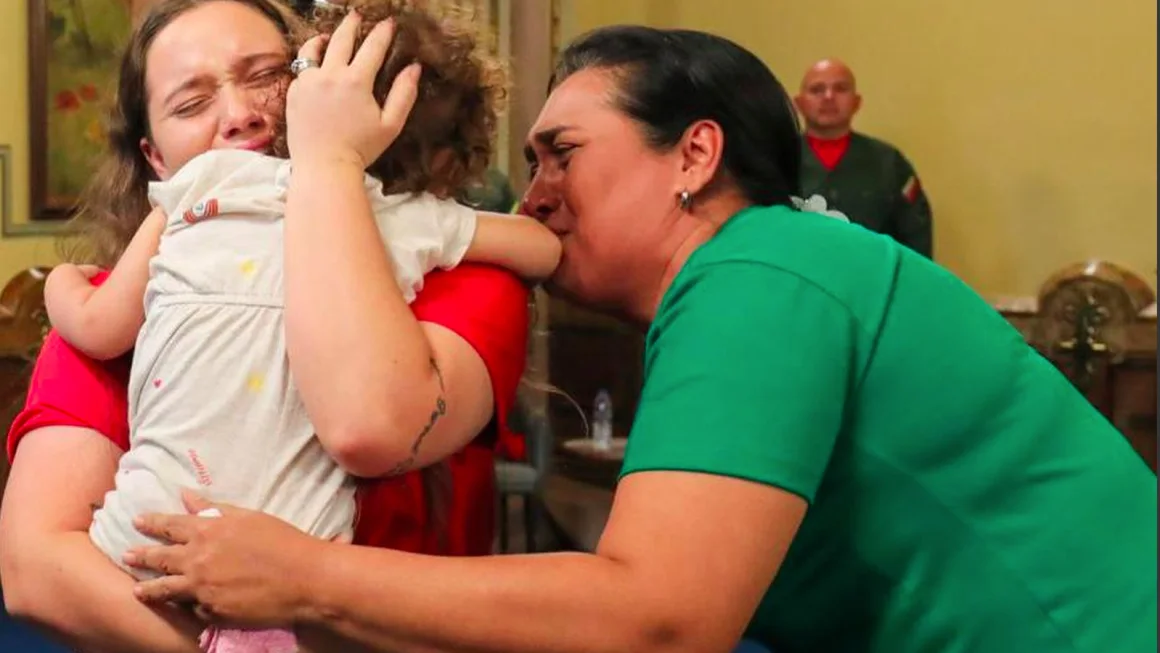 Toddler held in US after parents? deportation has been returned to Venezuela
