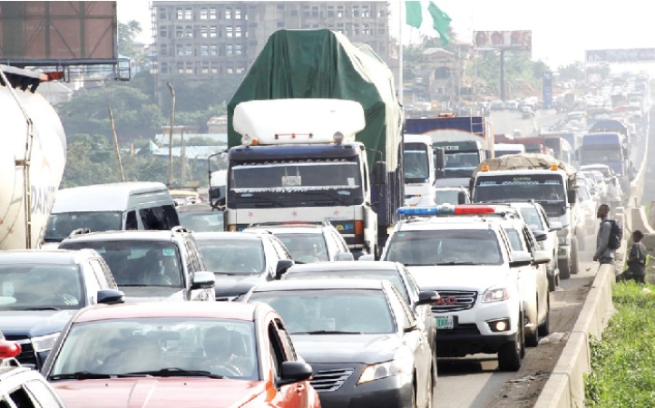 Passengers lament, trek long distances as gridlock on Ibadan-Lagos highway persists for hours