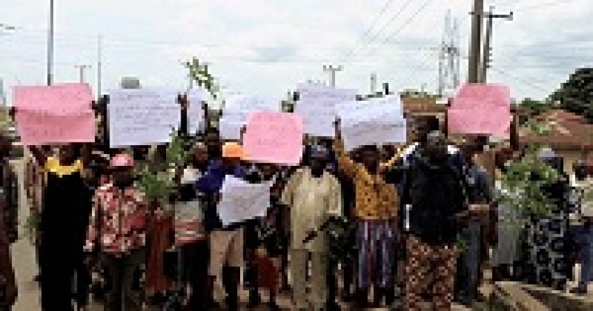 Angry residents storm Amotekun office to protest arrest of 5 suspected criminals