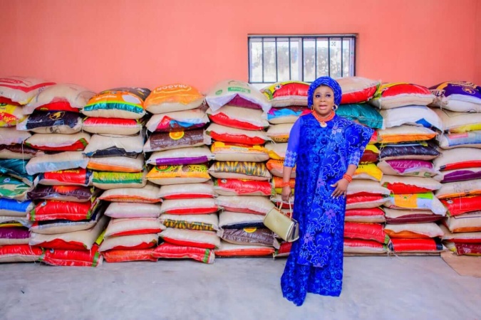 Ileya Festival: Olori Afolabi launches food bank, distributes rice to Apomu people