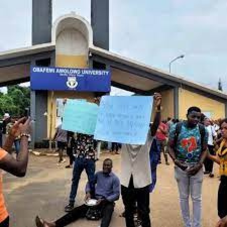 Varsity students whisked away for protesting Wike's presence on campus 