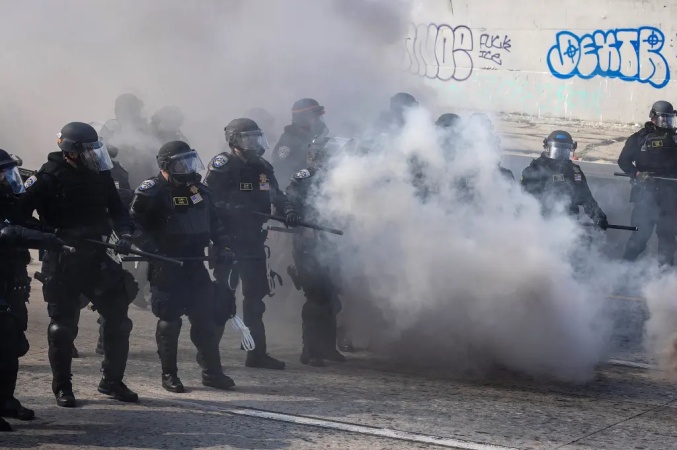 Rioters overwhelm law enforcement officers, take over roads, burn cars as US immigration protests escalate