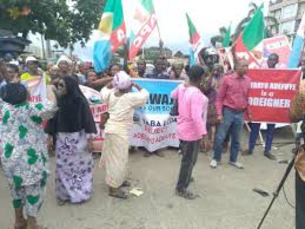  LG polls: Again, aggrieved APC members protest party's choice in Yaba