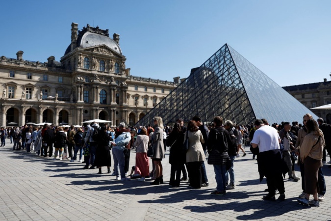 The Louvre, the world?s most-visited museum, shuts down to sound the alarm on mass tourism