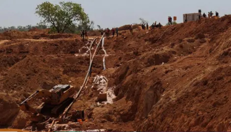 16 die as mine collapses