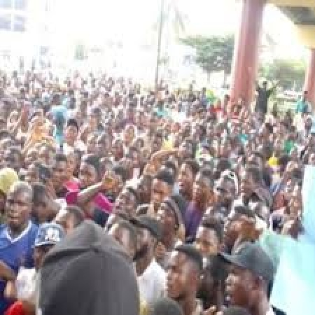 Ibadan Polytechnic students take to the streets over renaming of institution