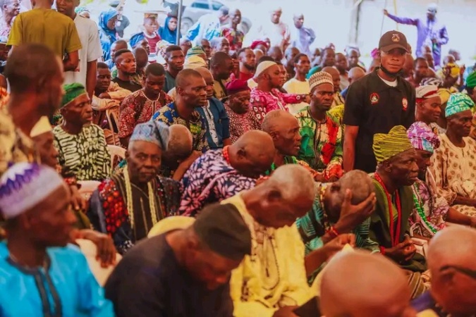 Iresaadu Chiefs and Mogajis laud Oba Ghandi, present him unique gift