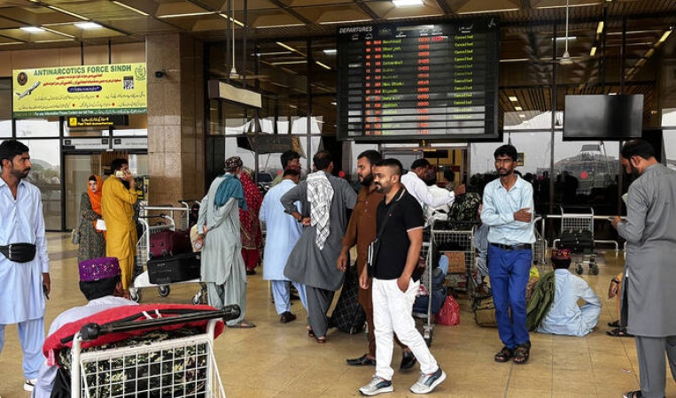 Man deported after boarding wrong flight accuses airline of ?criminal negligence?