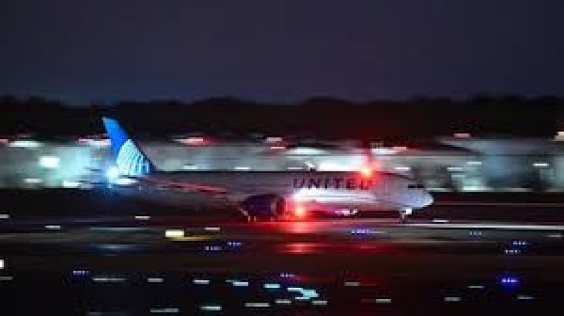 Boeing 787-8 Dreamliner declares ?MAYDAY? due to engine failure after takeoff in Washington