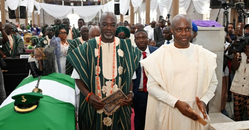 Oba Olakulehin gets military honour as Makinde, COAS, others bid farewell to late Olubadan