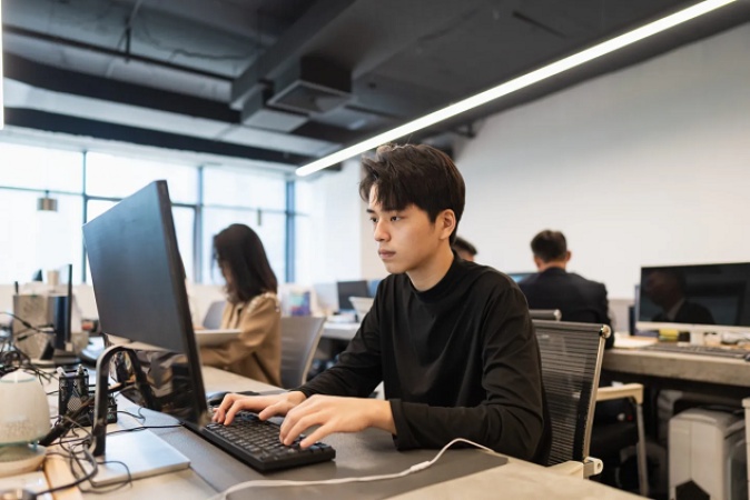 China?s youth unemployment is so bad that Gen Z job-seekers are paying $7 a day to pretend to work in an office
