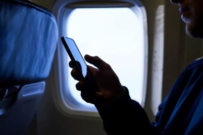 Why airlines enforce phone use rules for passengers ? Expert