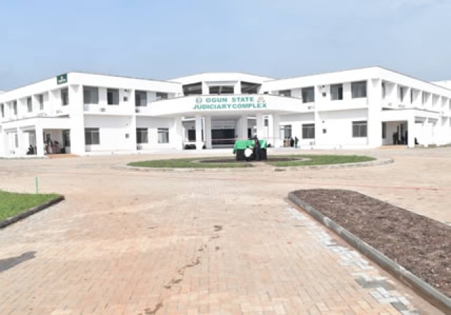 ?Police taking sides with notorious land grabbers? ? Brothers allege as they storm court to seek redress