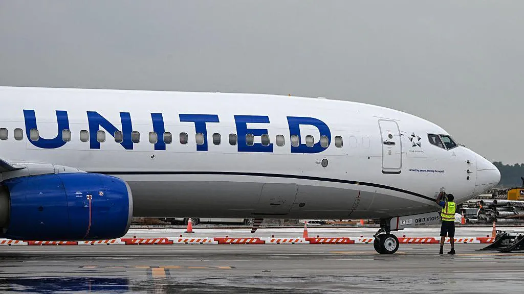 United Airlines passengers in US delayed after tech glitch halts flights
