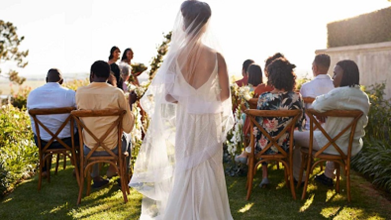 Maid of honor disappears with bride?s wedding veil, then posts shocking Instagram photo