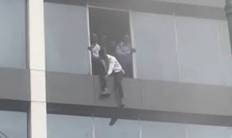 Firefighters rescue 9 from burning 6-storey building in Lagos
