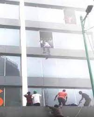 Lagos building fire: Survivors, experts blame slow response