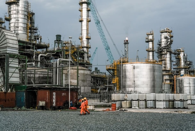 Bulk fuel buyers dump middlemen for direct Dangote supply