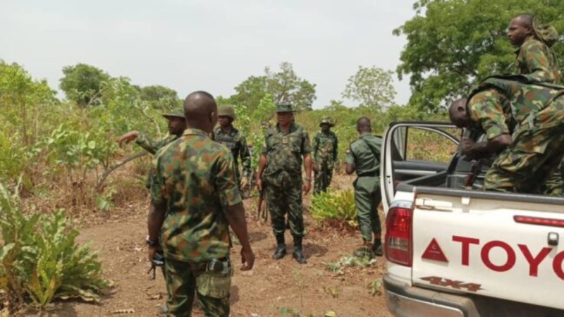 Troops arrest five suspected criminals with concealed AK-47s