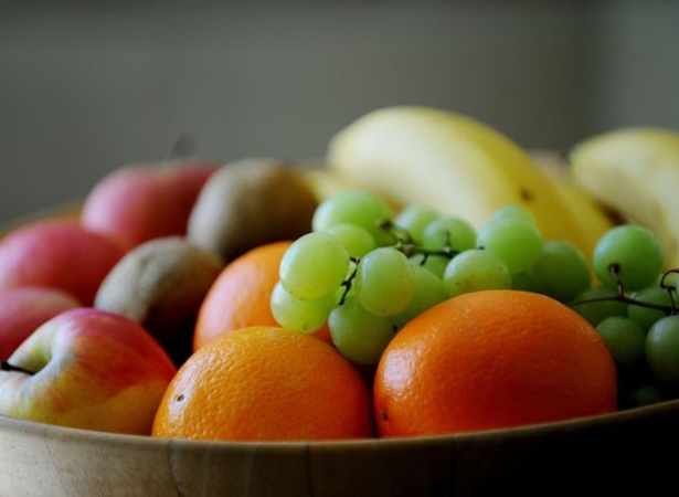 Eating more fruits protects lungs against air pollution ? Study