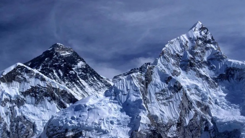 Nearly 1,000 people trapped on Mount Everest slopes
