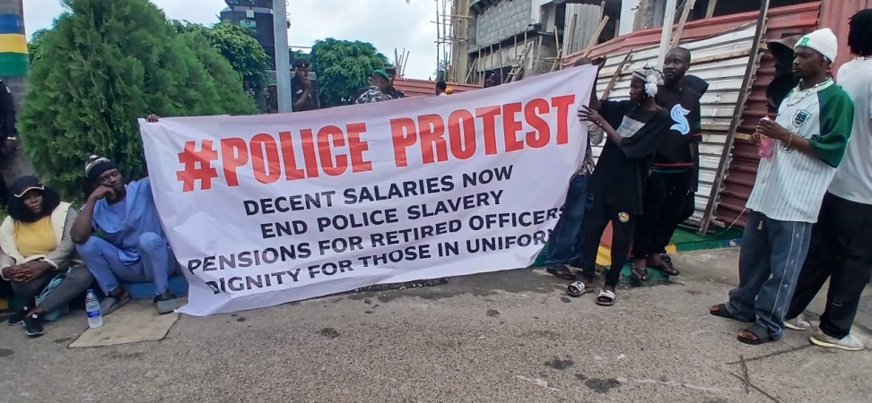 Police pensioners rally for protests after talks collapsed