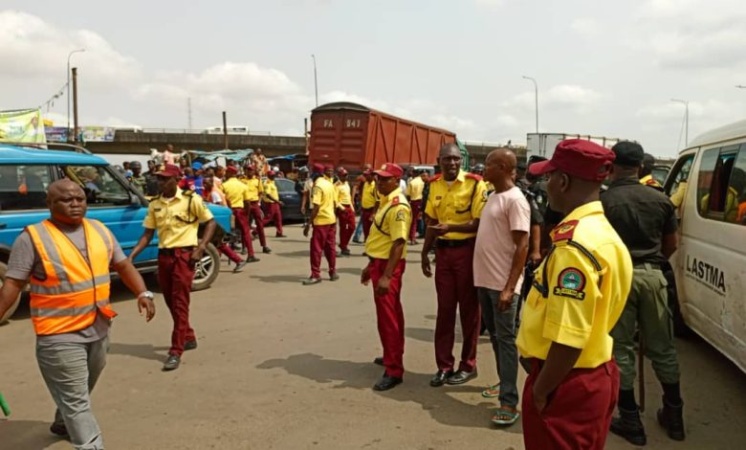 LASTMA arrests six suspected ?one-chance? robbers, recovers 77 stolen phones, others under Lagos bridge