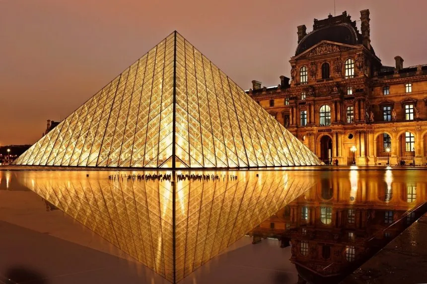 Thieves disguised as construction workers steal Napoleon?s jewels from Louvre Museum