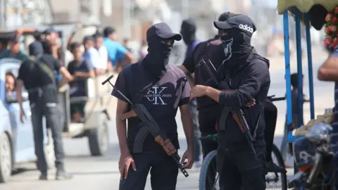 Clashes erupt between Hamas forces and armed clan members in Gaza City