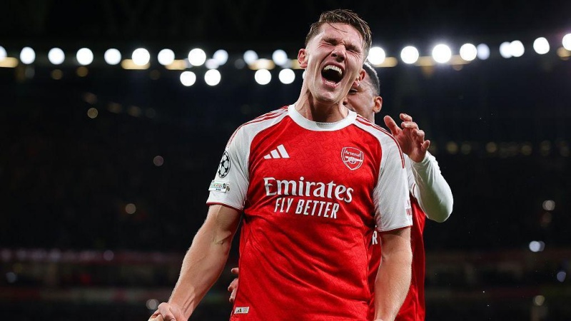 Arsenal win at Burnley to go seven points clear