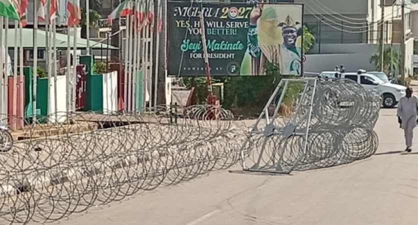 BREAKING: Police seal PDP headquarters with barbwire