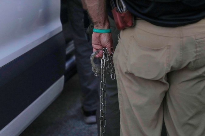 Appeals court blocks release of hundreds of migrants arrested in Illinois just a day before they could have left detention