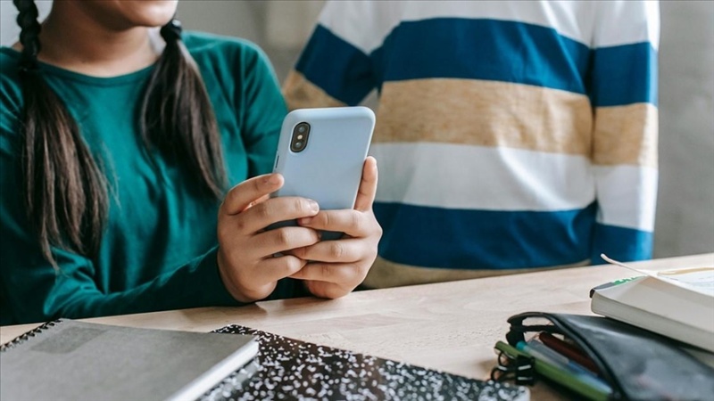 France plans mobile phone ban in high schools